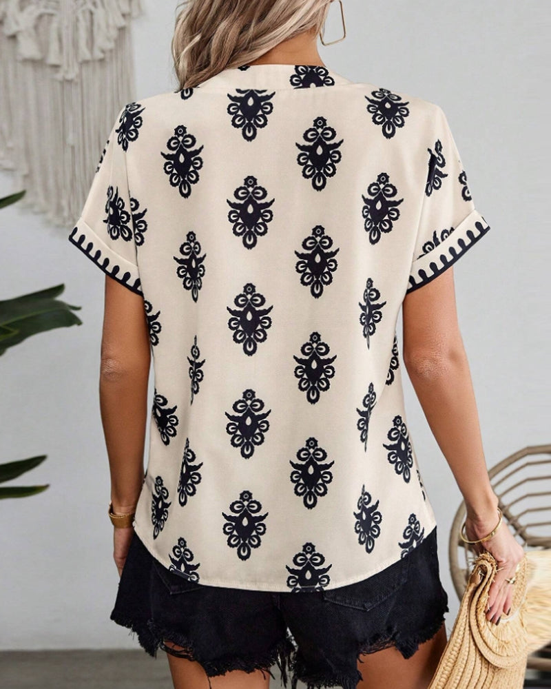 Kortermet elegant bluse med trykt V-hals