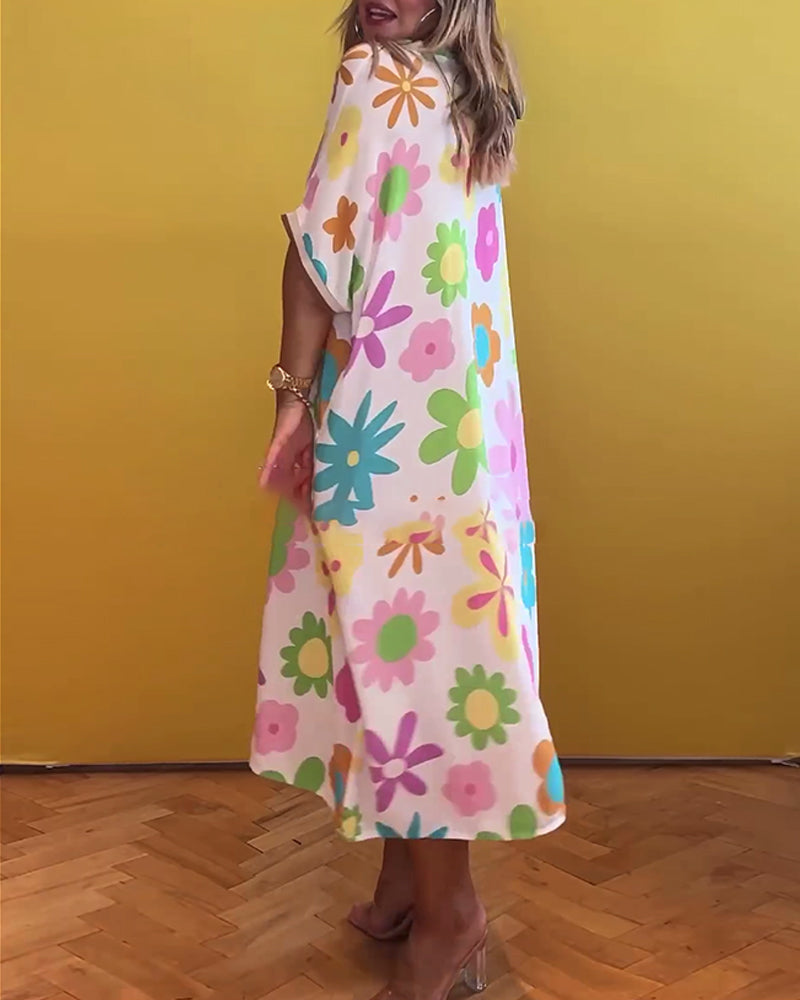 Løs V-hals kjole med blomstertrykk