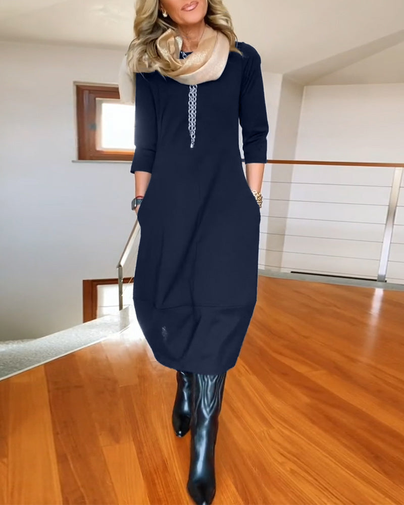 Elegant ensfarget kjole med rund hals