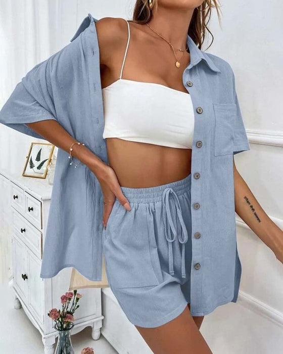 Uformelt sett med ensfarget skjorte og shorts