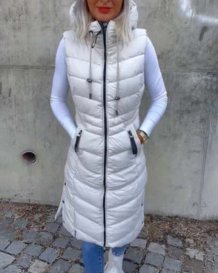Uformelt polstret jakke med hette og glidelås uten erme