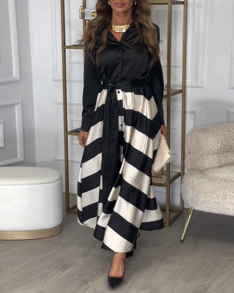 Elegant kjole med striper og jakkeslag