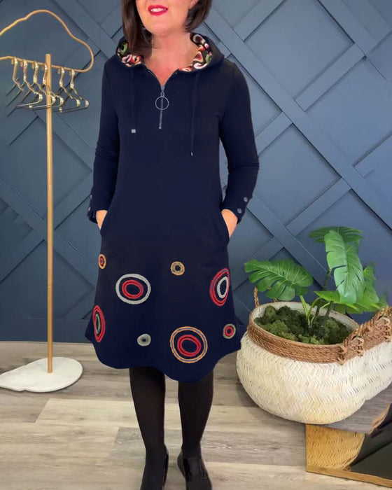 Uformell kjole med hette og hette med sirkeltrykk