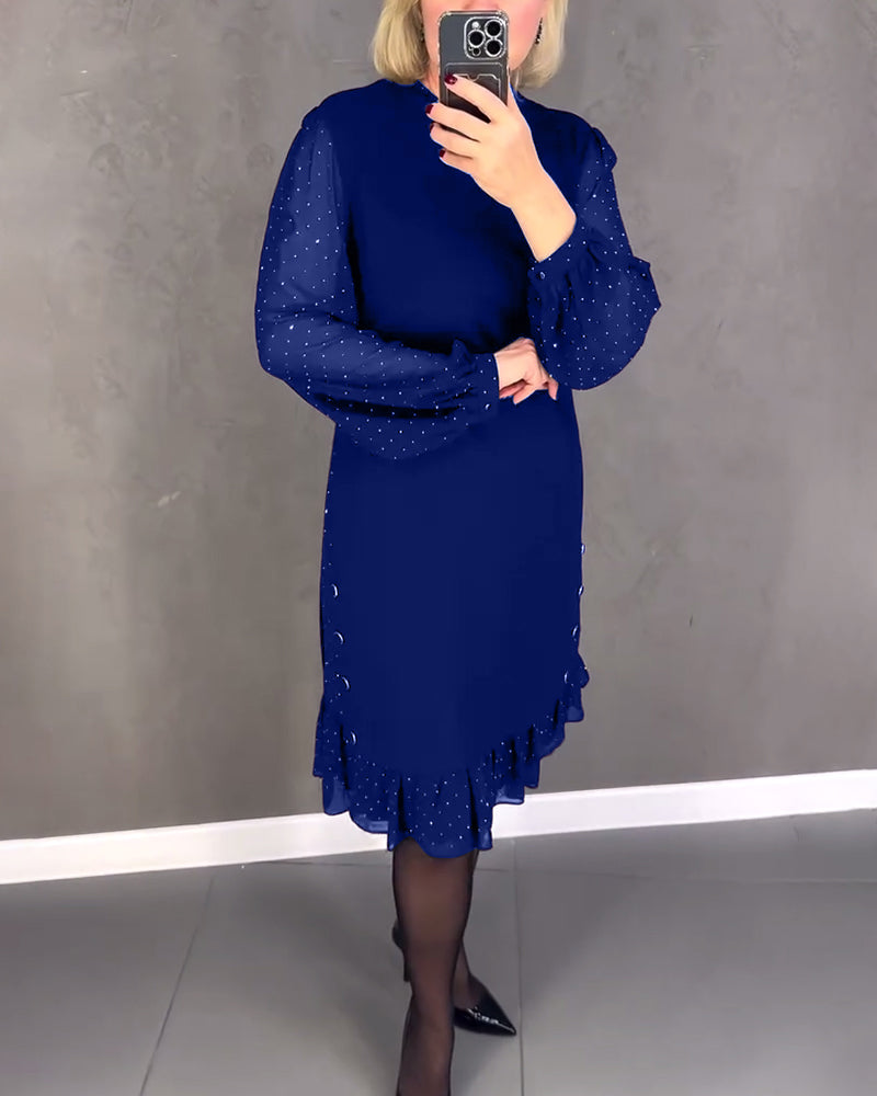 Langermet elegant kjole med prikker