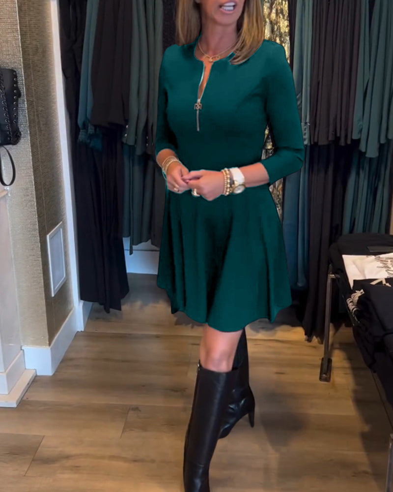 Ensfarget elegant kjole med glidelås