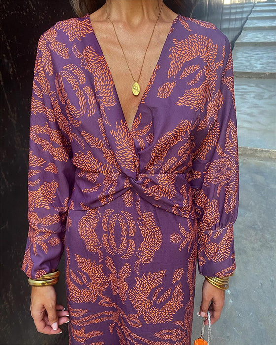 Langermet elegant kjole med vintage-trykk med V-hals