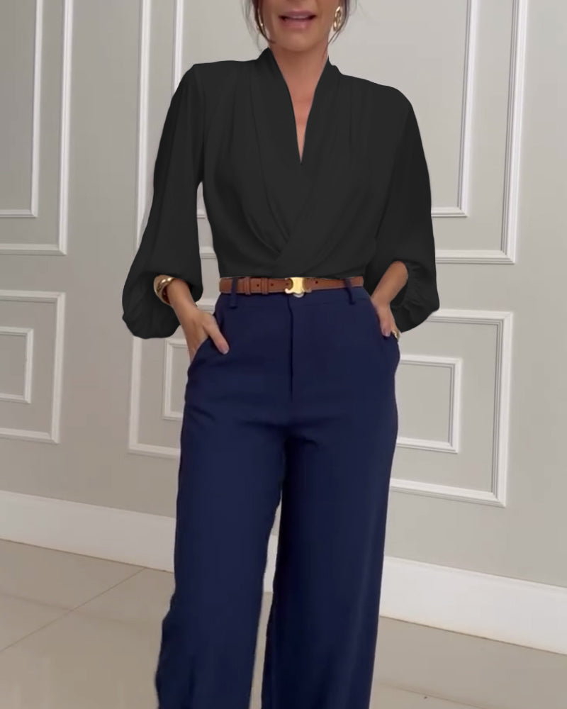 Mote ensfarget bluse med V-hals med lanterne