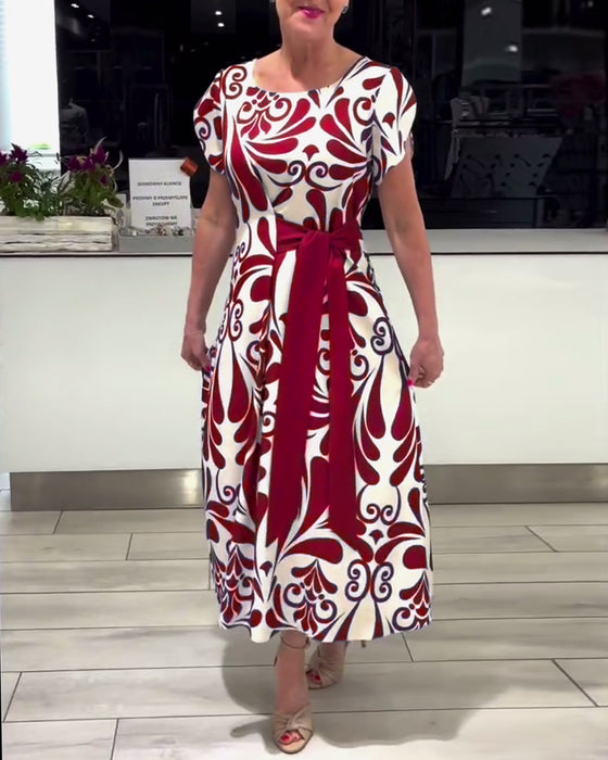 Elegant kortermet kjole med kontrasttrykk