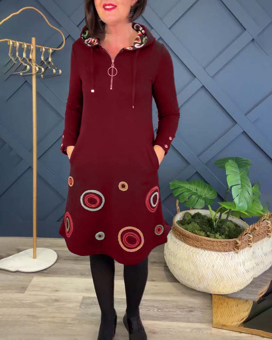 Uformell kjole med hette og hette med sirkeltrykk