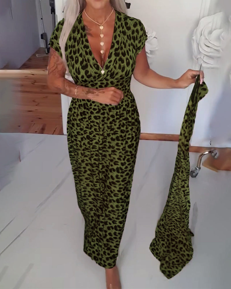 Elegant kjole med leopardprint og v-hals