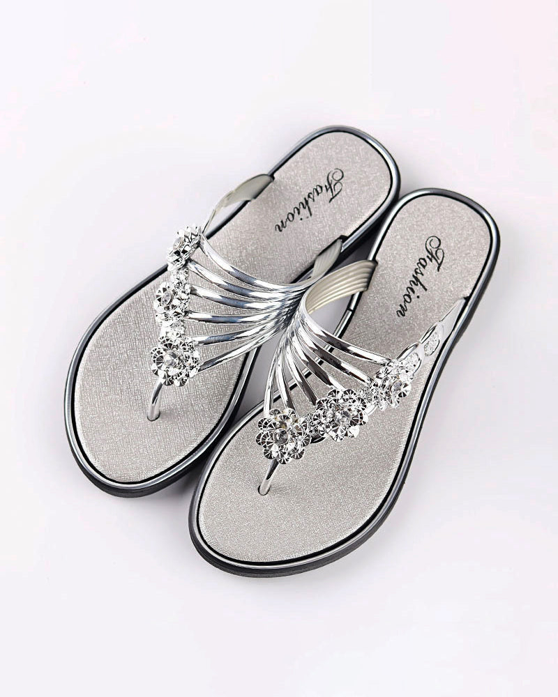 Fasjonable flip-flops med blomster og rhinestone