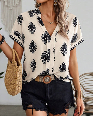 Kortermet elegant bluse med trykt V-hals