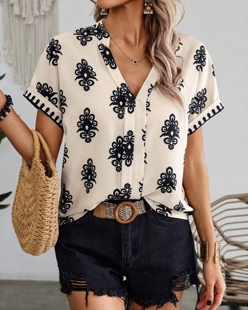Kortermet elegant bluse med trykt V-hals