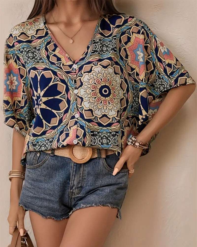 Bluse med halvermet knapper med V-hals og retrotrykk