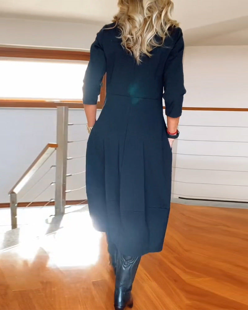 Elegant ensfarget kjole med rund hals