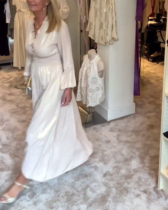 Lang kjole med blondekrage og midjeknapper
