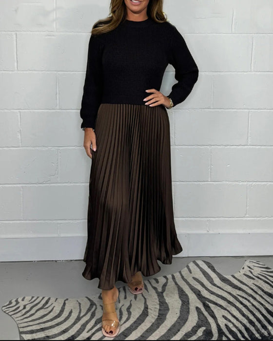 Uformell plissert kjole med patchwork i kontrastfarger