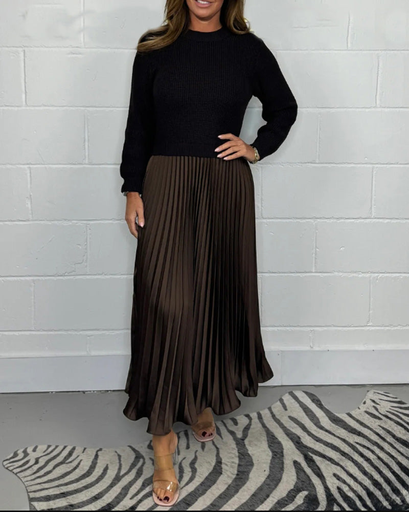 Uformell plissert kjole med patchwork i kontrastfarger