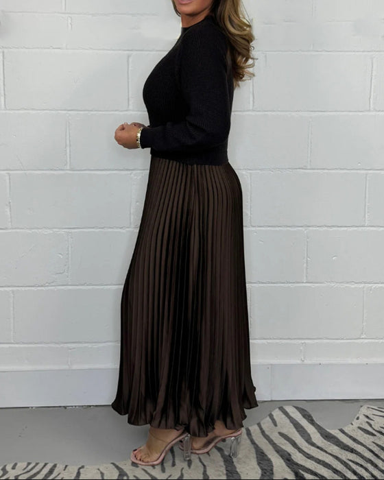 Uformell plissert kjole med patchwork i kontrastfarger