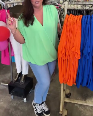 Ensfarget bluse med volangkant med V-hals