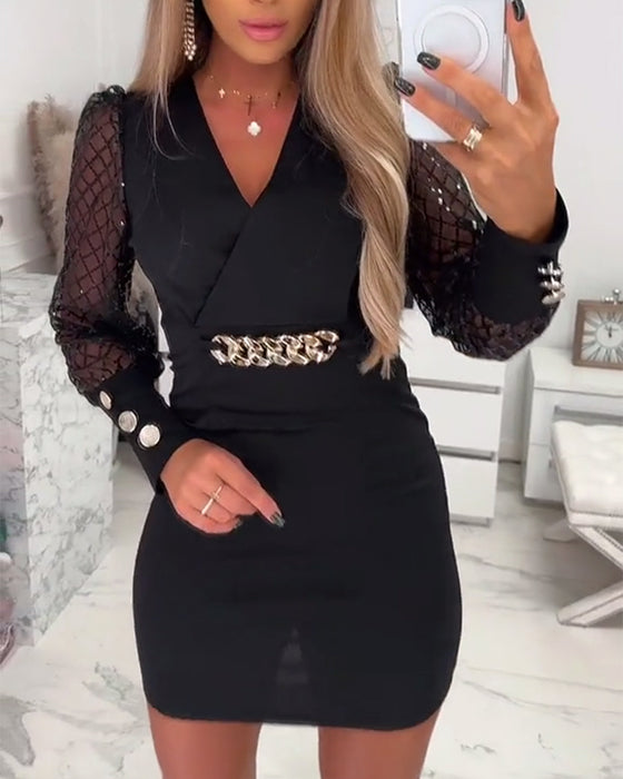 Kjole Med V-Hals Kjedeknapper Og Meshpatchwork