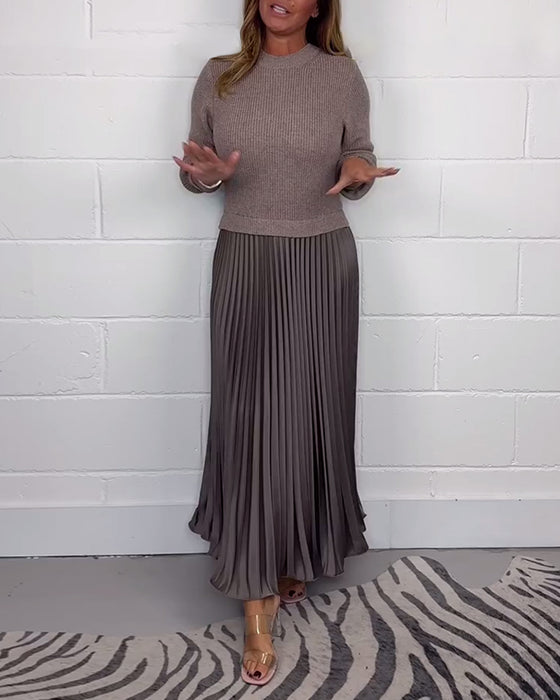 Uformell plissert kjole med patchwork i kontrastfarger