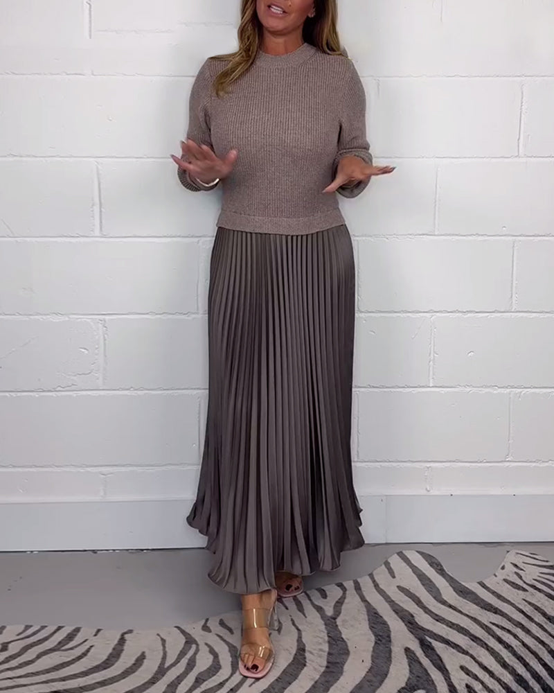 Uformell plissert kjole med patchwork i kontrastfarger