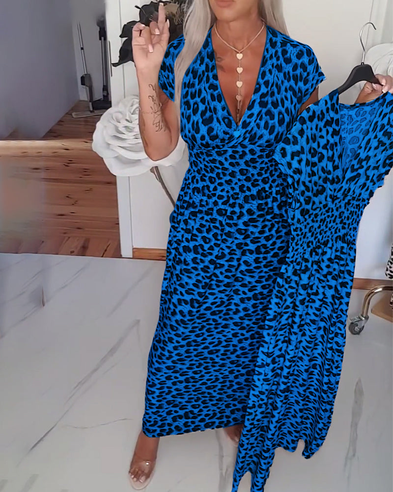 Elegant kjole med leopardprint og v-hals