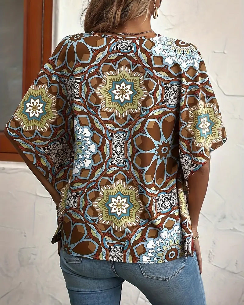Bluse med halvermet knapper med V-hals og retrotrykk
