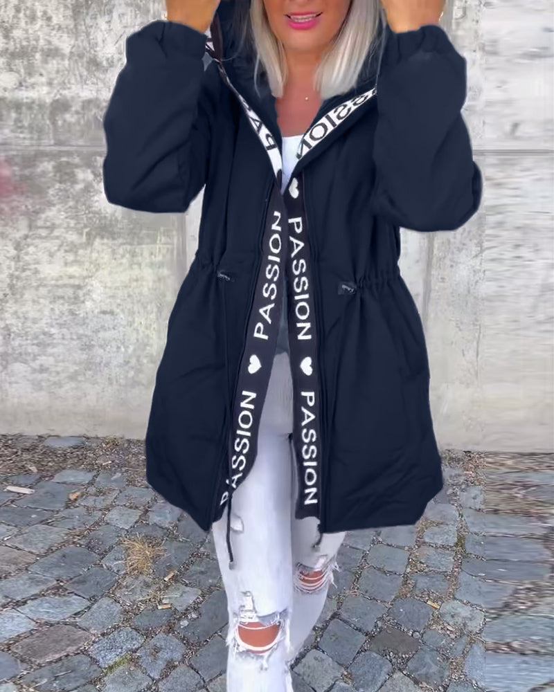 Uformell hettejakke med snøring med bokstavtrykk