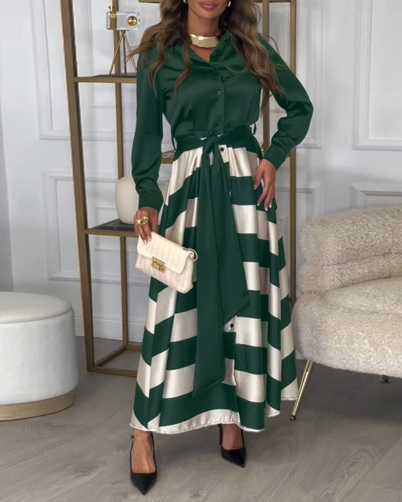 Elegant kjole med striper og jakkeslag