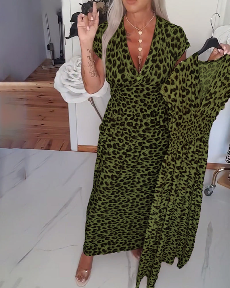 Elegant kjole med leopardprint og v-hals
