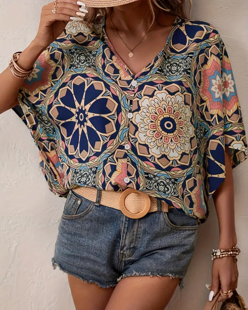 Bluse med halvermet knapper med V-hals og retrotrykk