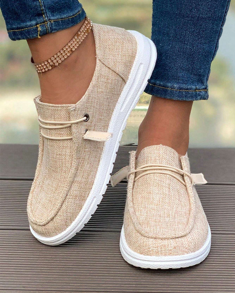 Uformelle slip-on-leiligheter med solid farge