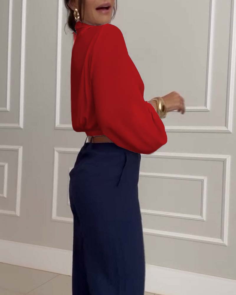 Mote ensfarget bluse med V-hals med lanterne