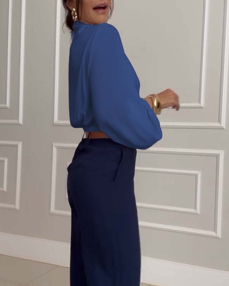 Mote ensfarget bluse med V-hals med lanterne