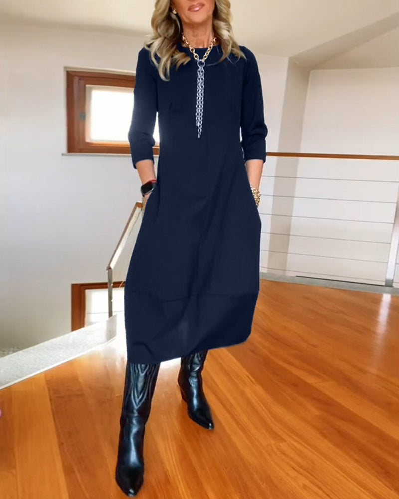 Elegant ensfarget kjole med rund hals