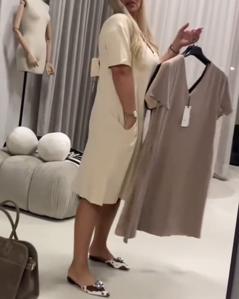 Moteriktig Og Elegant Kjole Med V-Hals