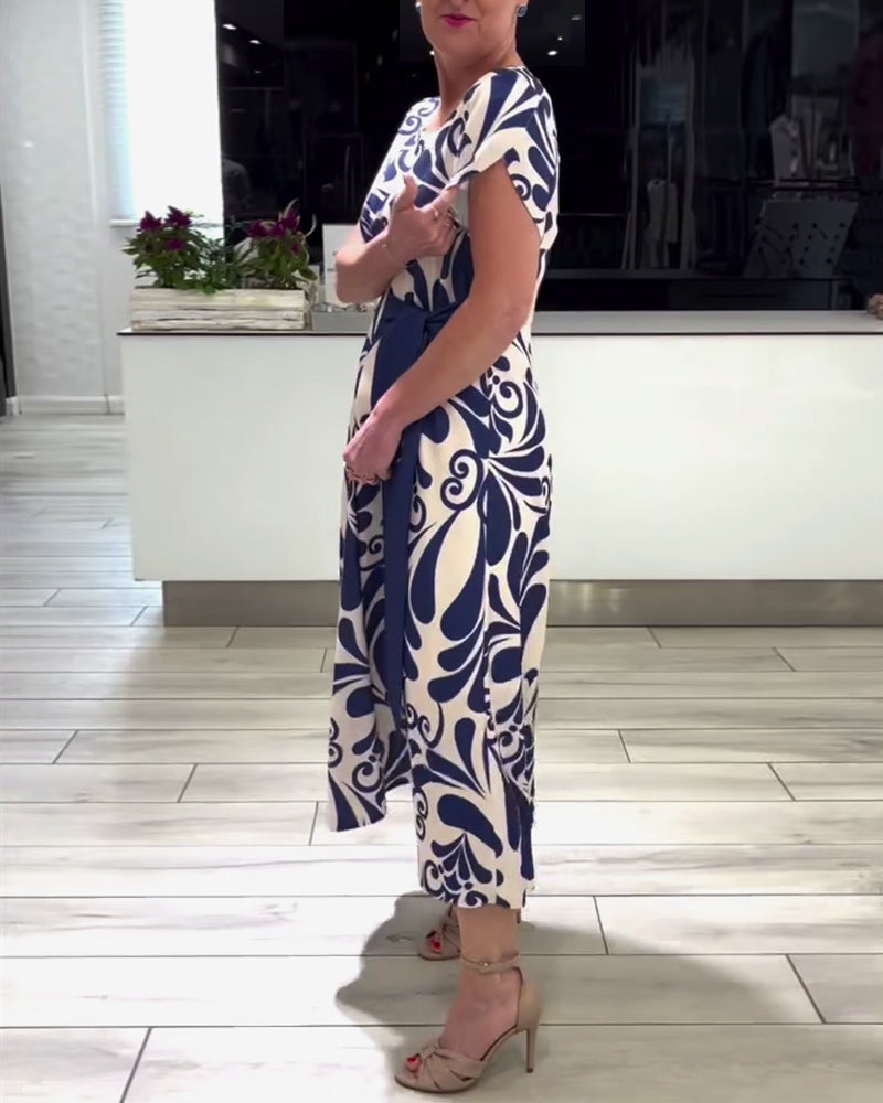 Elegant kortermet kjole med kontrasttrykk