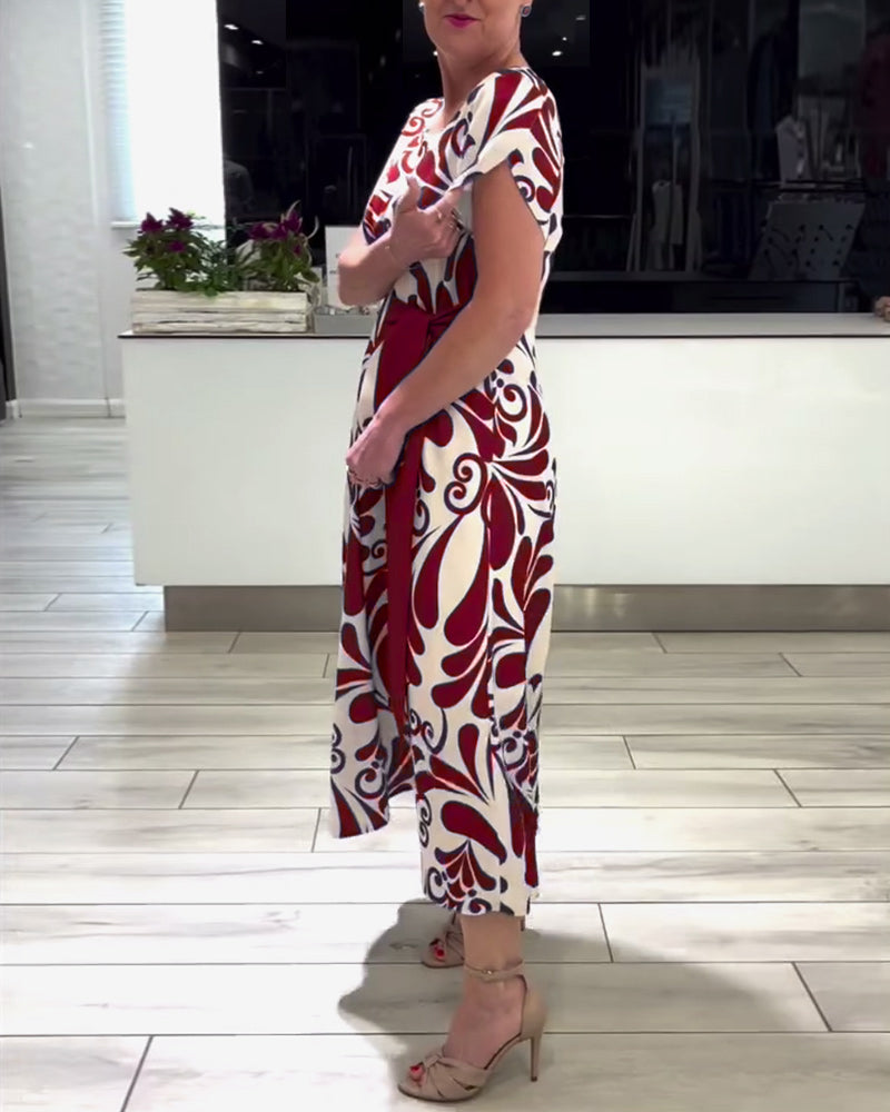 Elegant kortermet kjole med kontrasttrykk