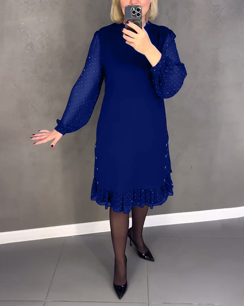 Langermet elegant kjole med prikker