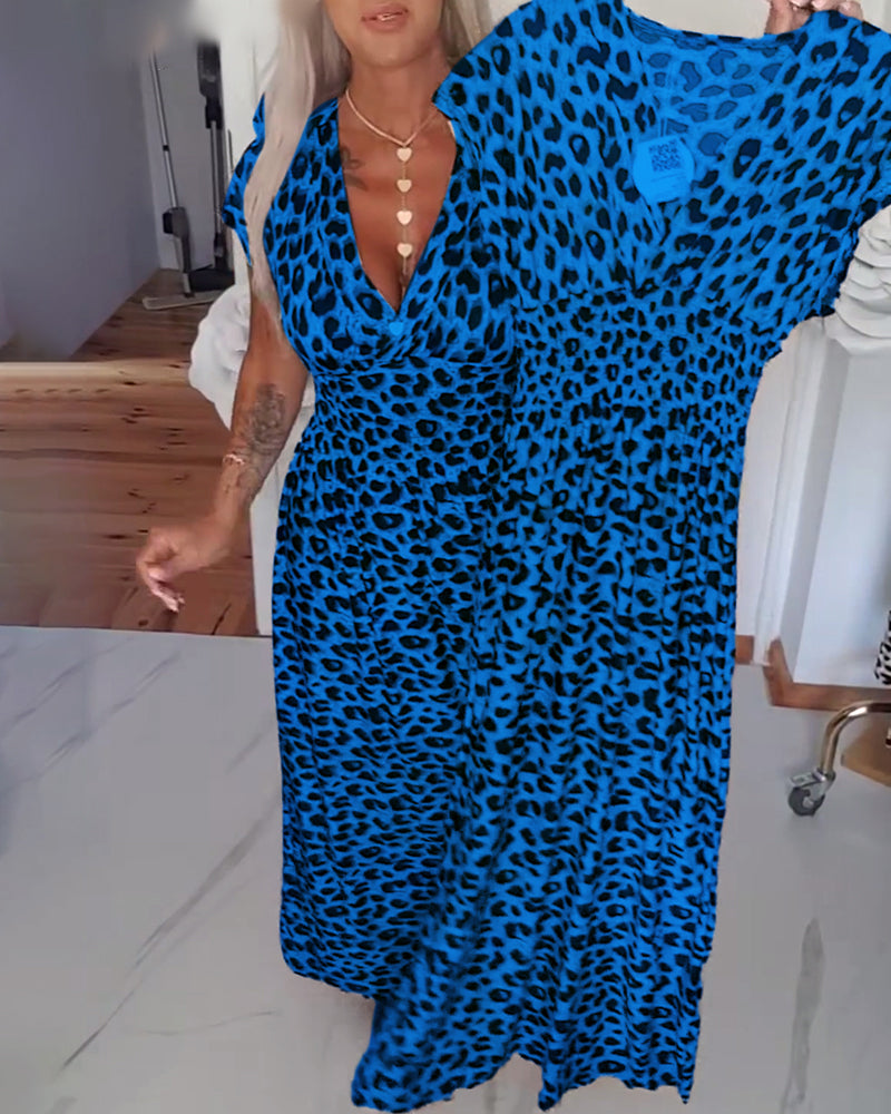 Elegant kjole med leopardprint og v-hals