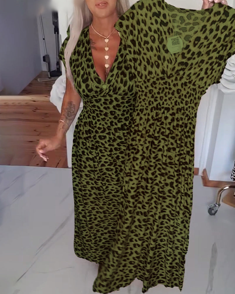 Elegant kjole med leopardprint og v-hals
