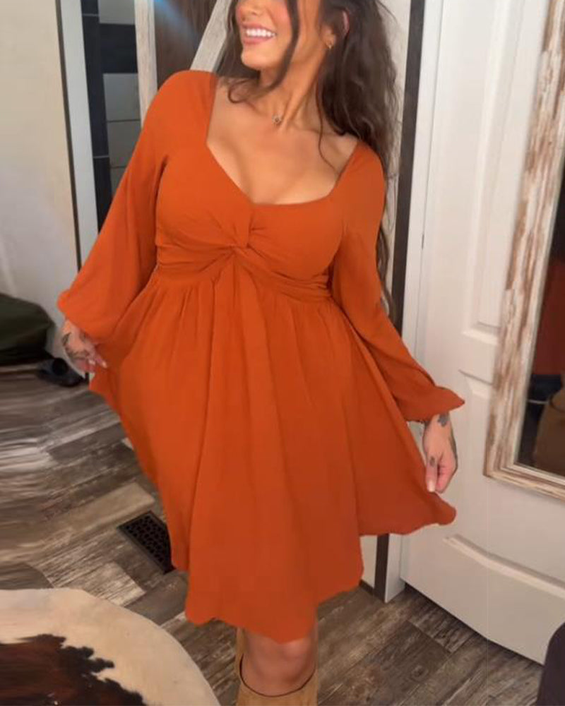 Kjole Med Vridet Detalj, V-Krage Design Och Temperamental Stil