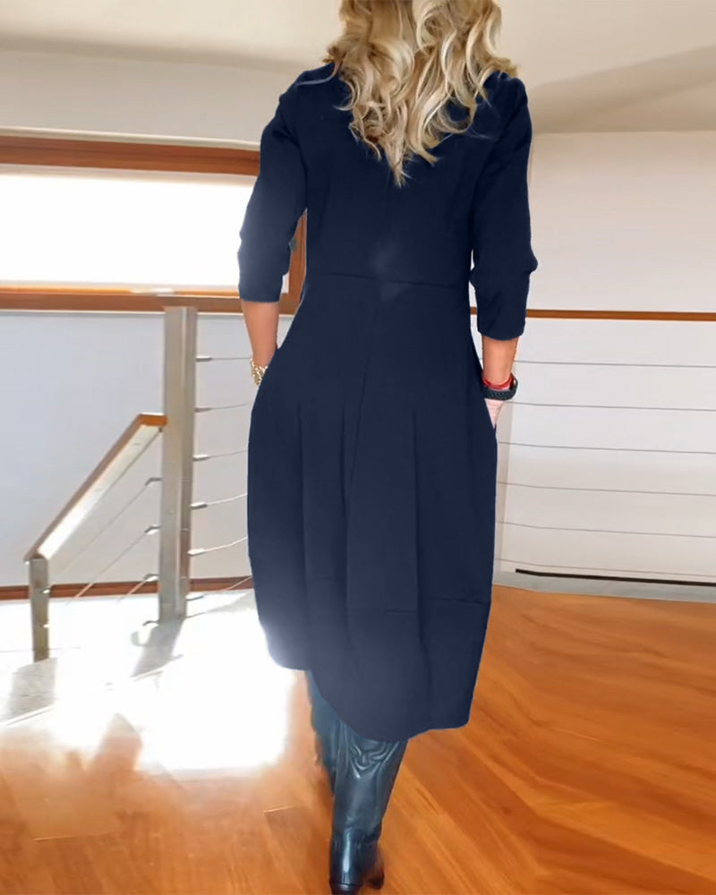 Elegant ensfarget kjole med rund hals