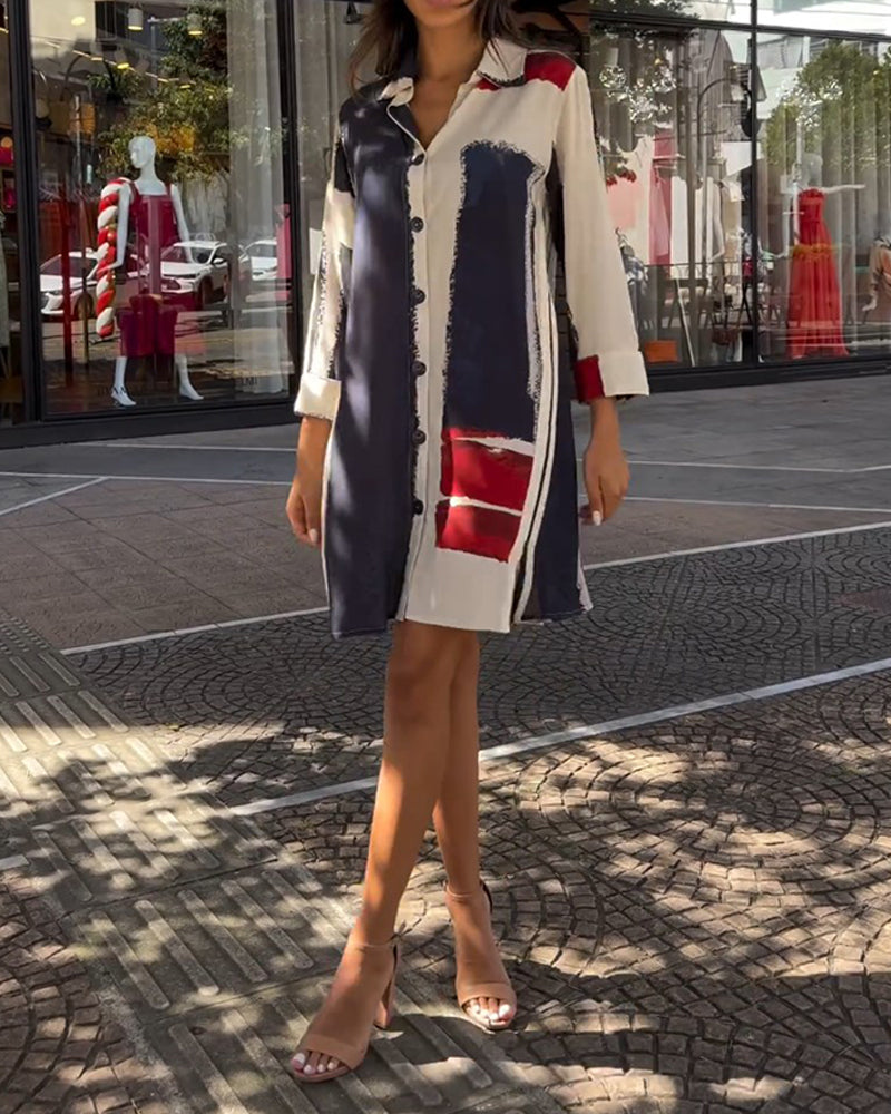 Kjole med jakkeslag og trykk og splitt