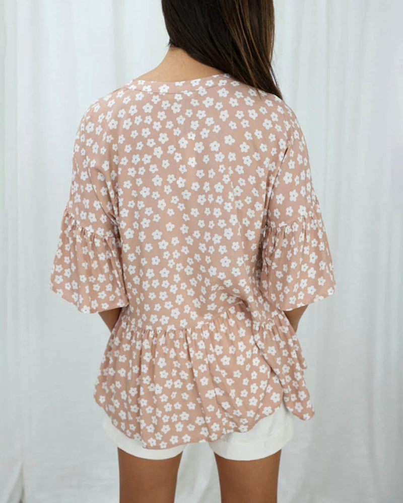 Blomstret bluse med V-hals klokkeermer