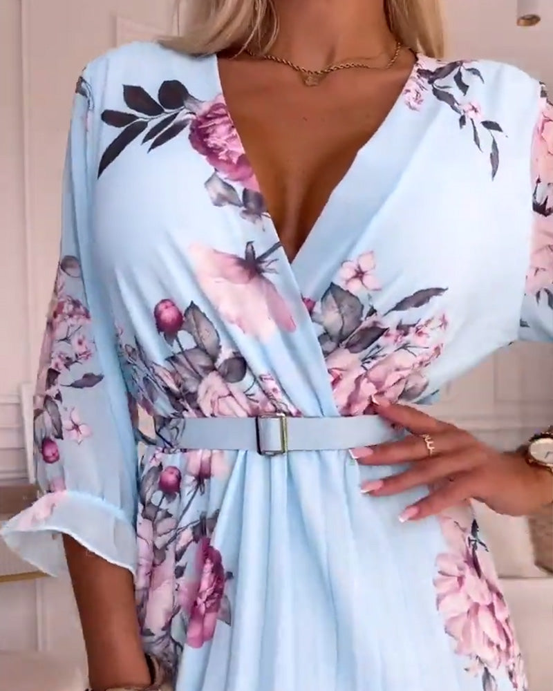 Elegant plissert kjole med blomstertrykk