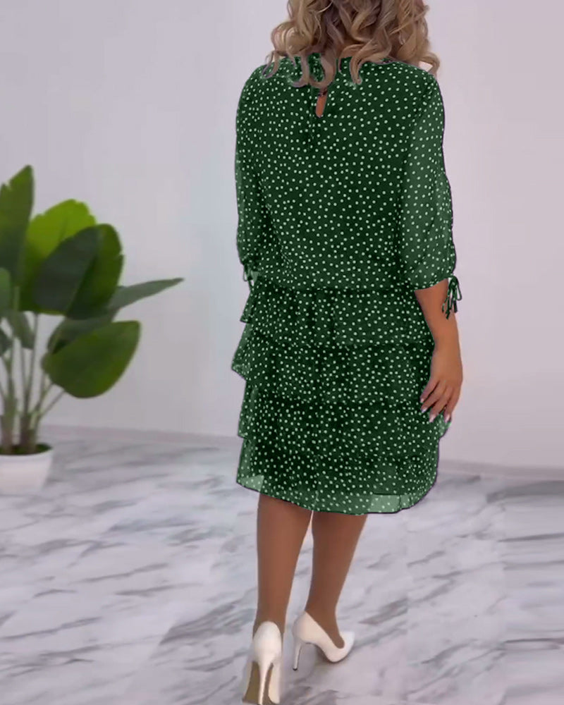Elegant kjole i lag med polka-prikker