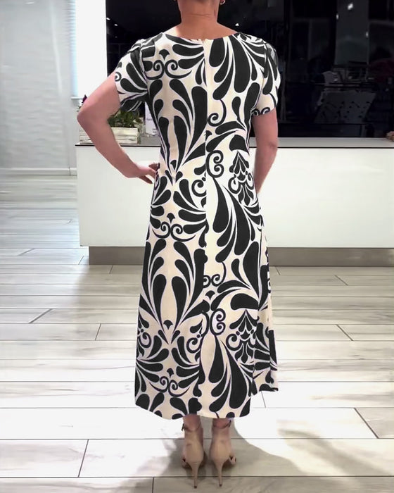 Elegant kortermet kjole med kontrasttrykk